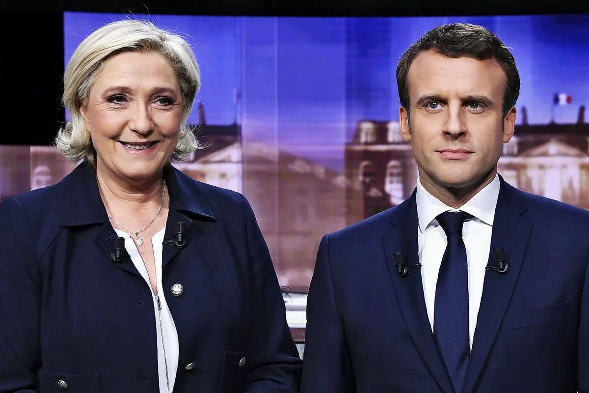 Марин Ле Пен и Эммануэль Макрон перед началом прямой трансляции теледебатов, 3 мая 2017 г.