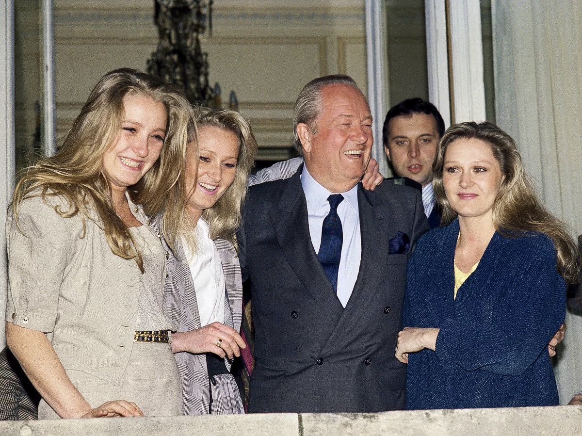 Марин Ле Пен с отцом Жан-Мари Ле Пеном, президентом французского Национального фронта, и сестрами Ян и Мари-Каролин, 24 апреля 1988 г.