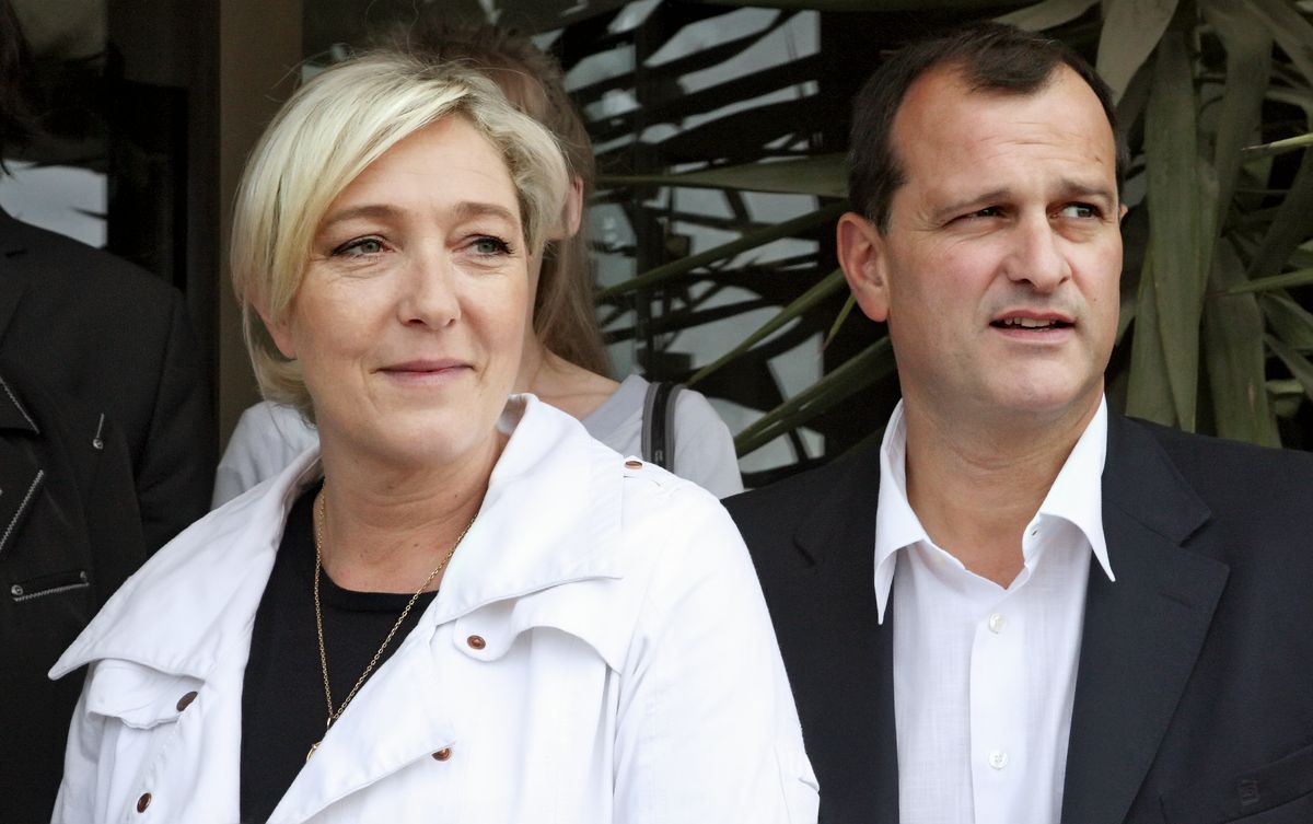 В сопровождении своего гражданского мужа вице-президента партии Луи Алио прибывает с визитом в Перпиньян, южная Франция, 11 июня 2011 г.
