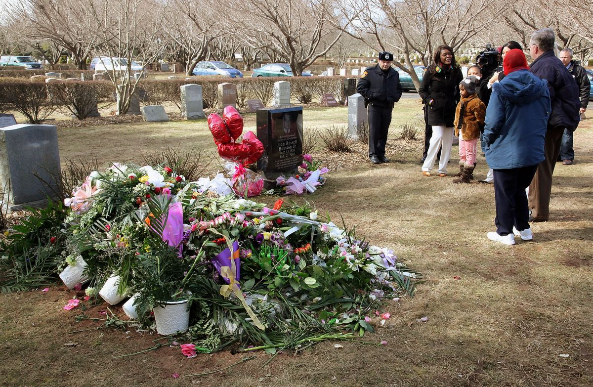 Место захоронения певицы Уитни Хьюстон на кладбище Фэйрвью