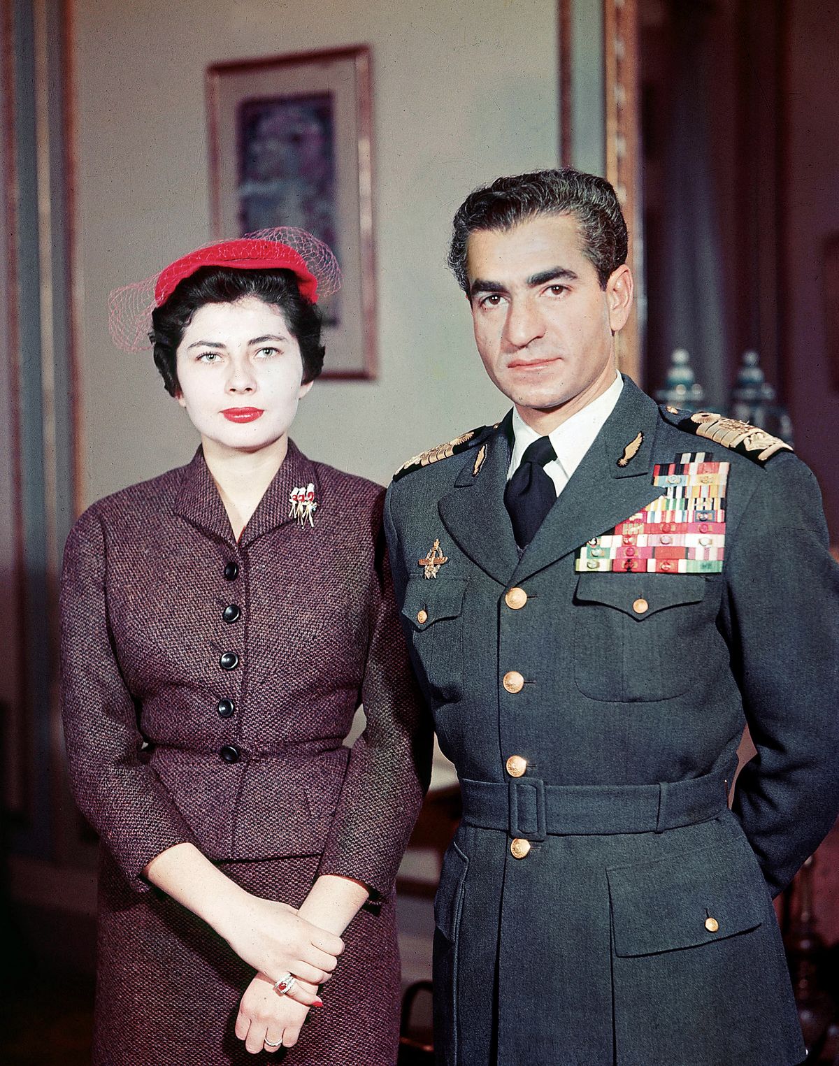 Мохаммад Реза Пехлеви, шах Ирана со своей второй женой королевой Сорайей Исфандияри, с которой он развелся из-за ее неспособности родить наследника, 1958 г.
