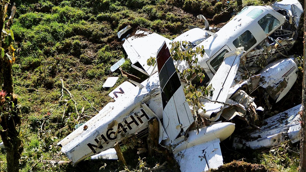 Обломки двухмоторного самолета Piper PA-60 Aerostar, который разбился 12 сентября 2015 года, недалеко от Сан-Педро-де-лос-Милагрос, Колумбия
