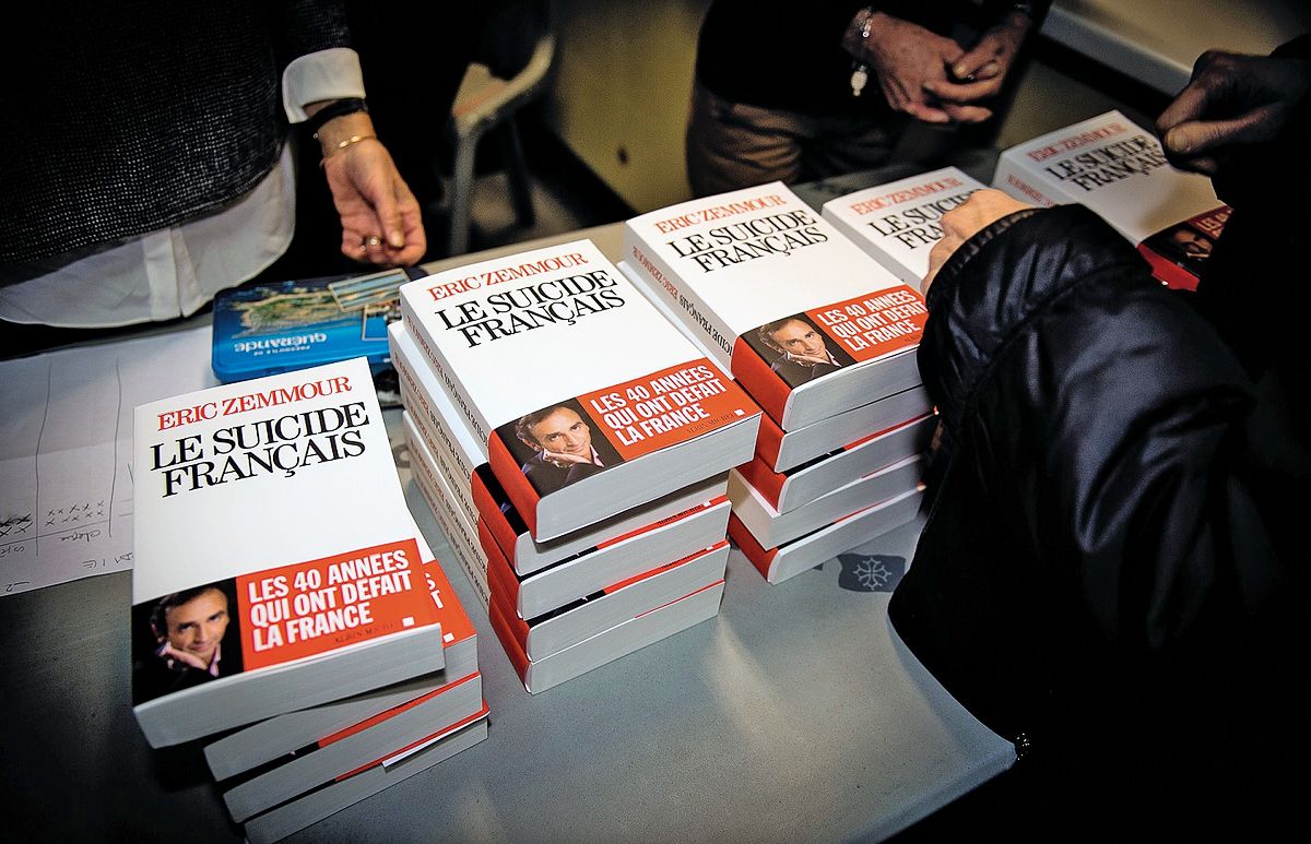Огромный успех книги «Французское самоубийство» соответствует устоявшейся традиции, она занимает свое место на длинной полке с книгами, провозглашающими упадок или смерть Франции