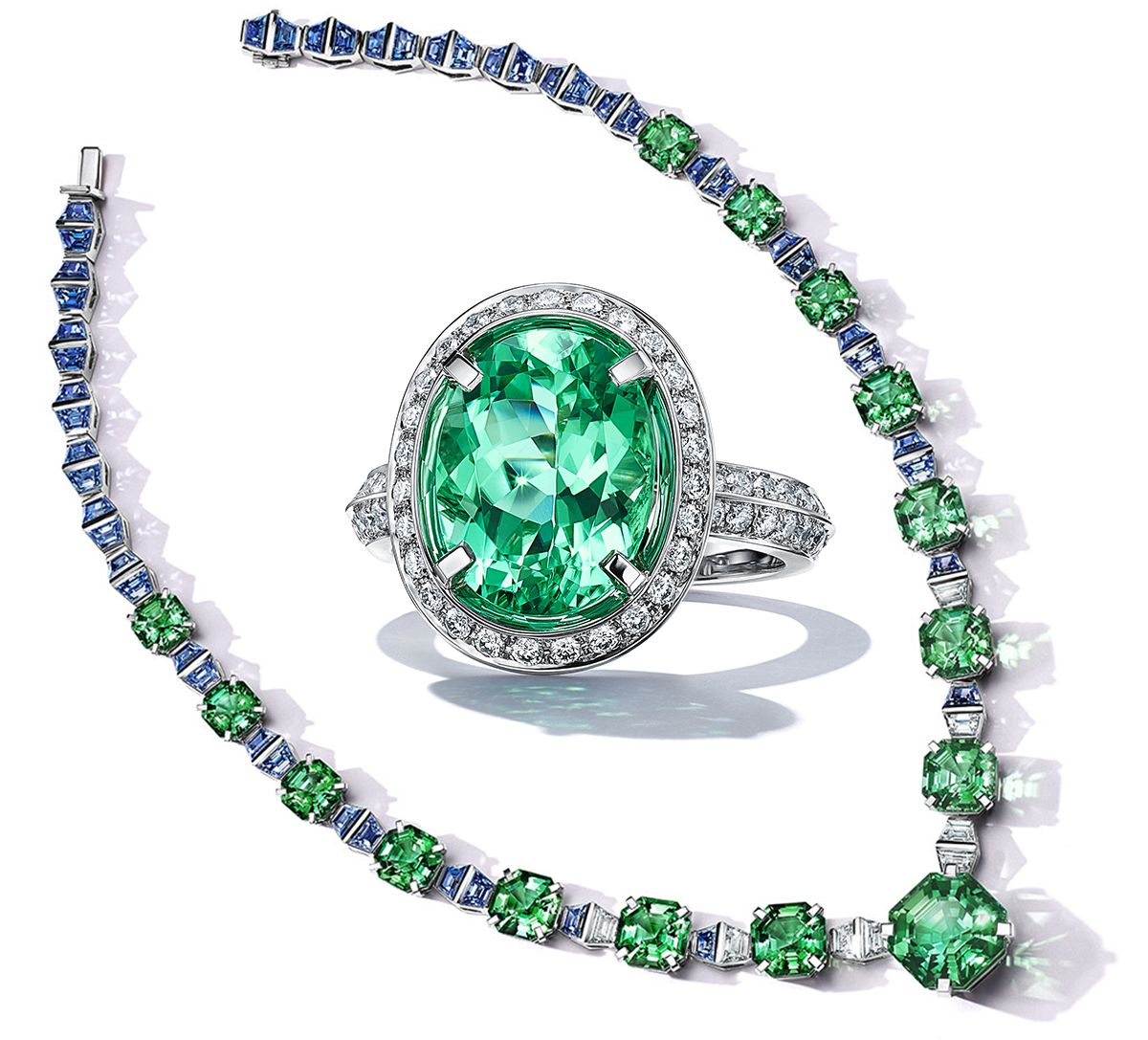 Колье из платины с зелеными турмалинами общим весом более 77 карат, сапфирами общим весом более 29 карат и бриллиантами; кольцо из платины с овальным зеленым турмалином разновидности медистый эльбаит весом более 3 карат с бриллиантами Tiffany & Co.