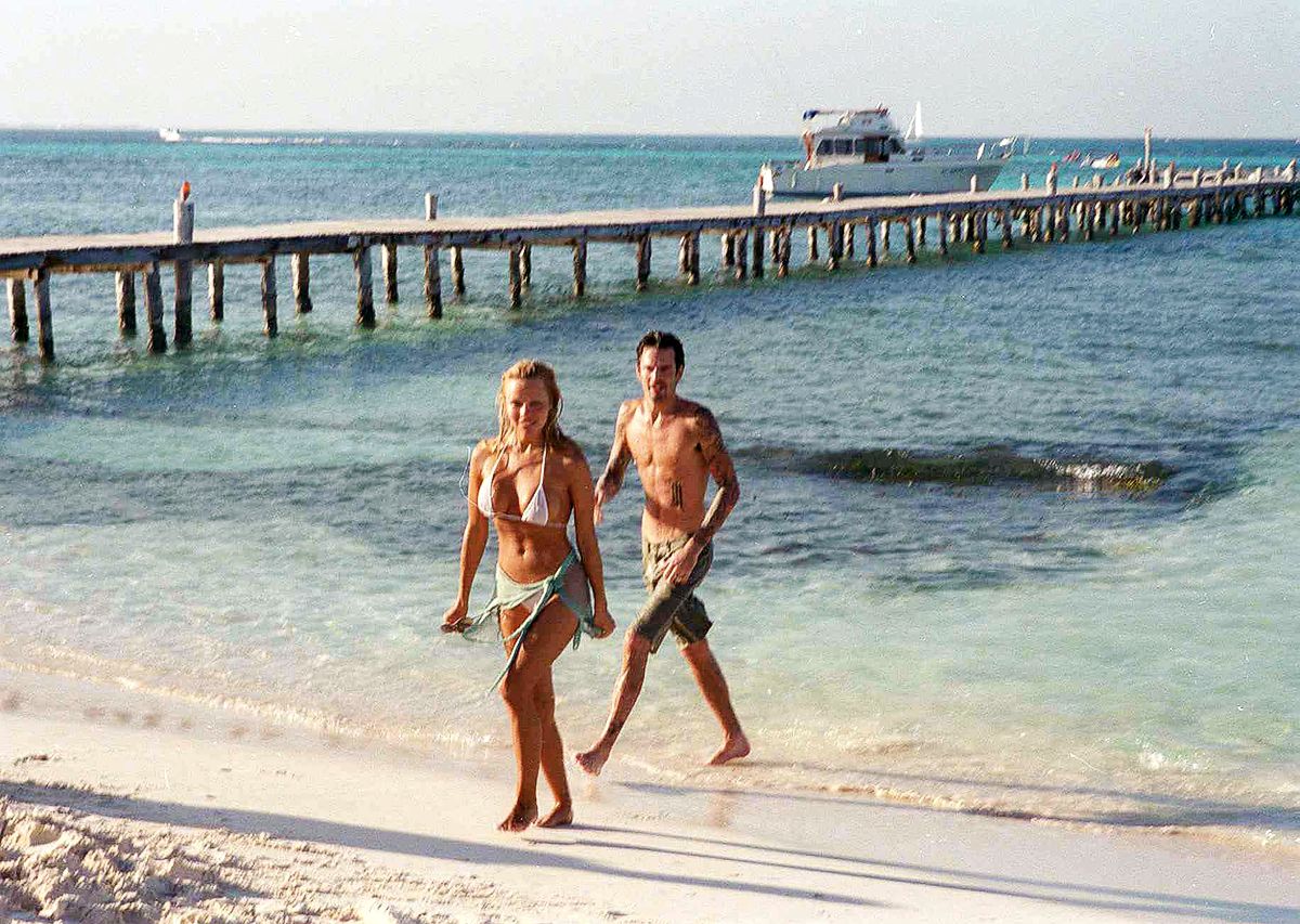 Памела Андерсон и Томми Ли на пляже после свадьбы, Мексика