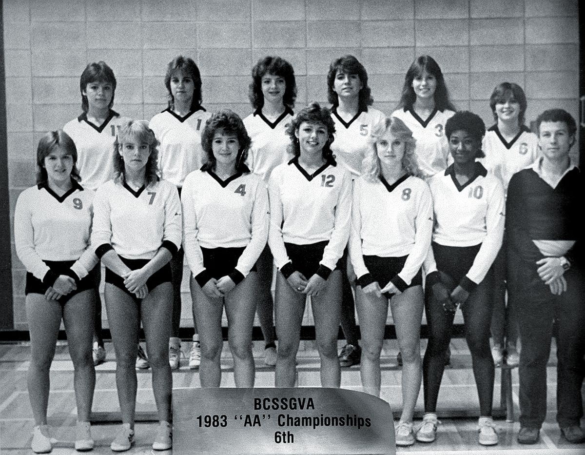 Памела Андерсон (крайняя слева в заднем ряду) со школьной волейбольной командой, Канада, 1983 г.