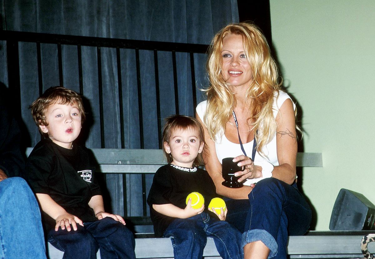 Памела Андерсон с сыновьями Брэндоном и Диланом на Mtv's BALL2K