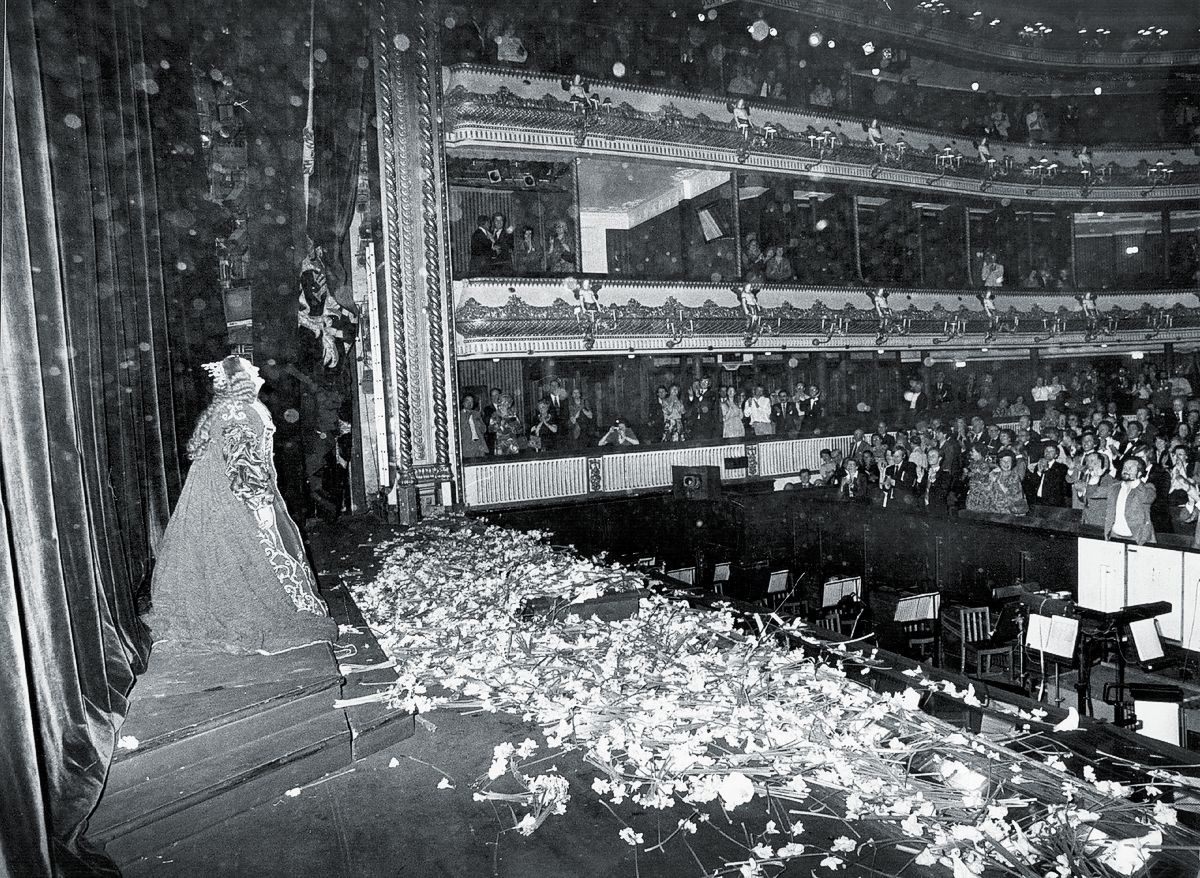 Джоан Сазерленд осыпают цветами на сцене Ковент-Гарден