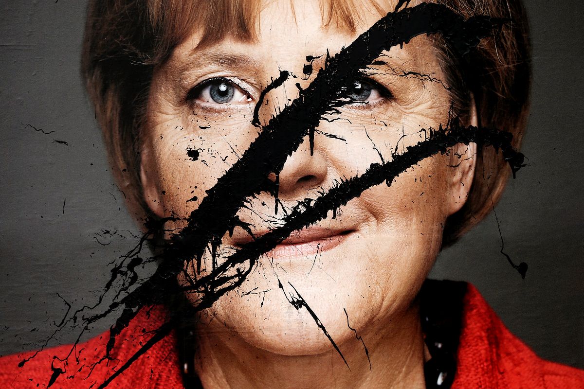Плакат предвыборной кампании с изображением канцлера Германии и председателя Германских христианских демократов Ангелы Меркель, облитый краской, недалеко от места проведения предвыборного митинга за день до федеральных выборов в Берлине, 21 сентября 2013 г.