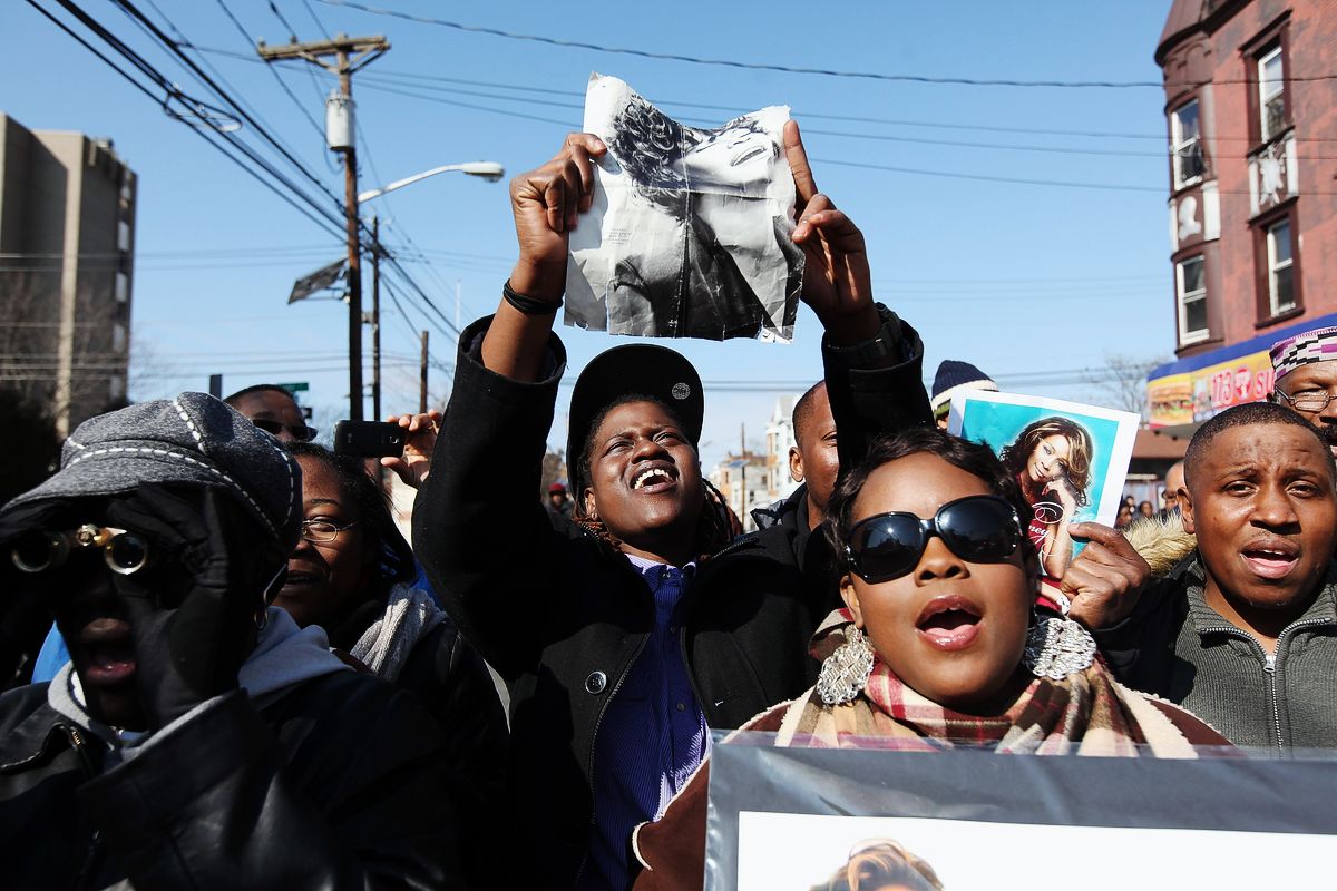 Поклонники собираются на улице, чтобы выразить поддержку во время панихиды по Уитни Хьюстон