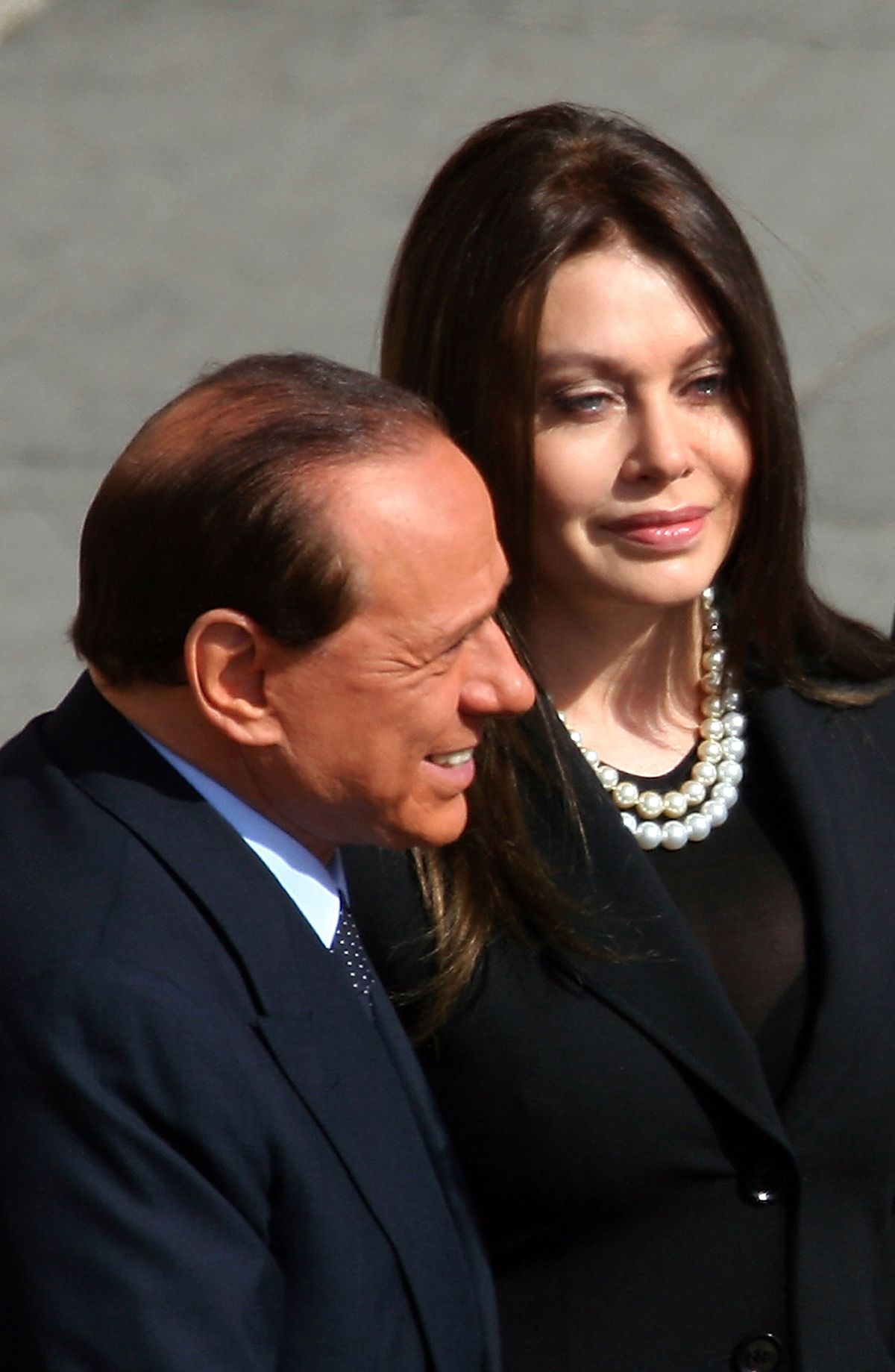 Премьер-министр Италии Сильвио Берлускони и его жена Вероника прибыли на инаугурационную мессу Папы Бенедикта XVI
