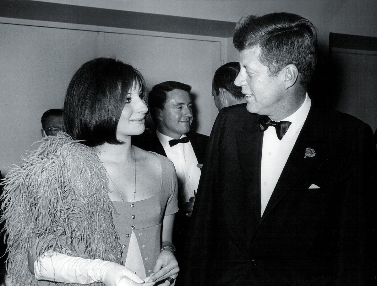 Президент Джон Ф.Кеннеди беседует с Барброй Стрейзанд