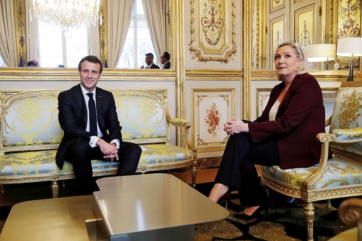 Президент Франции Эммануэль Макрон и Марин Ле Пен в Елисейском дворце в Париже