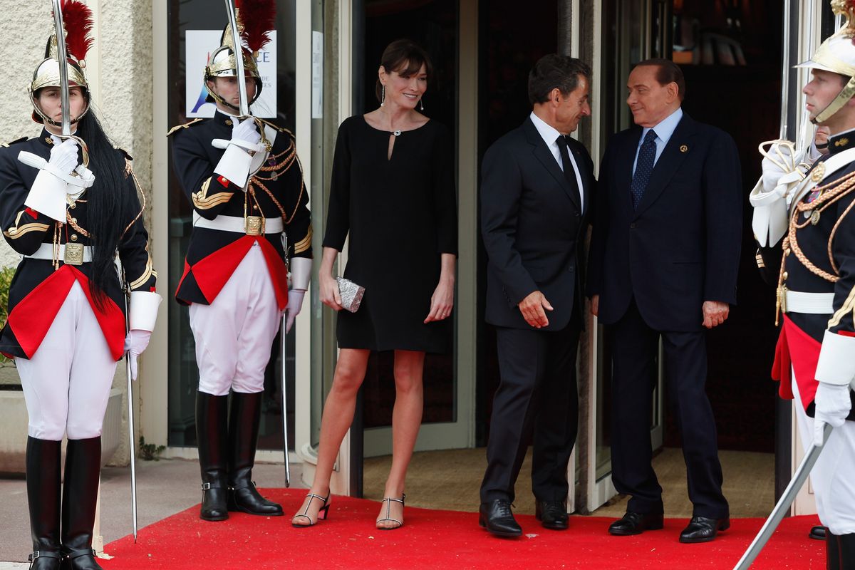Президент Франции Николя Саркози и его беременная жена Карла Бруни-Саркози приветствуют президента Италии Сильвио Берлускони