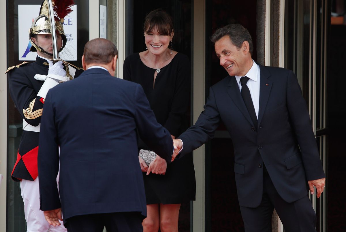 Президент Франции Николя Саркози и его жена Карла Бруни-Саркози приветствуют президента Италии Сильвио Берлускони