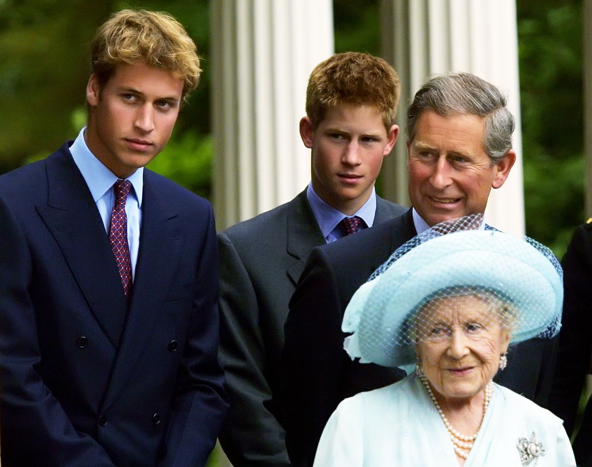 Принцы Уильям, Гарри, Чарльз и Королева-мать Елизавета на праздновании ее 101 дня рождения