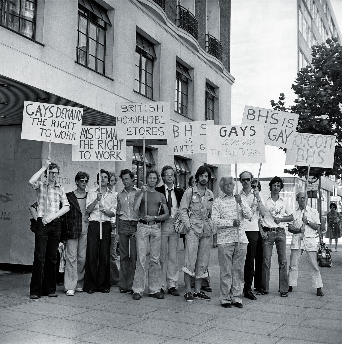 Протестующие собираются у филиала British Home Stores в знак протеста против увольнения сотрудника гея