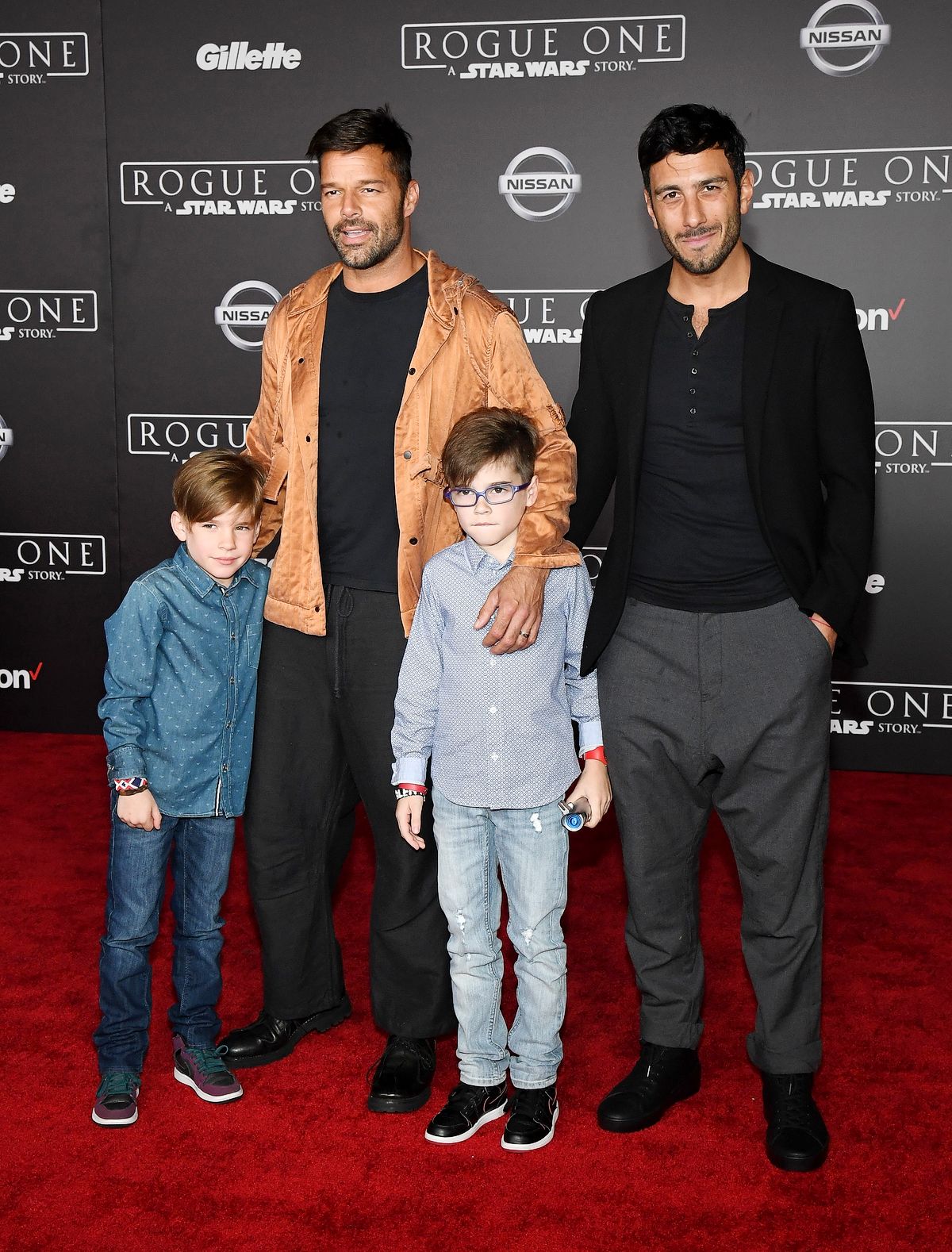 Рики Мартин, Джван Йосеф с сыновьями Маттео и Валентино на премьеру фильма «Изгой-один: Звёздные войны. Истории»
