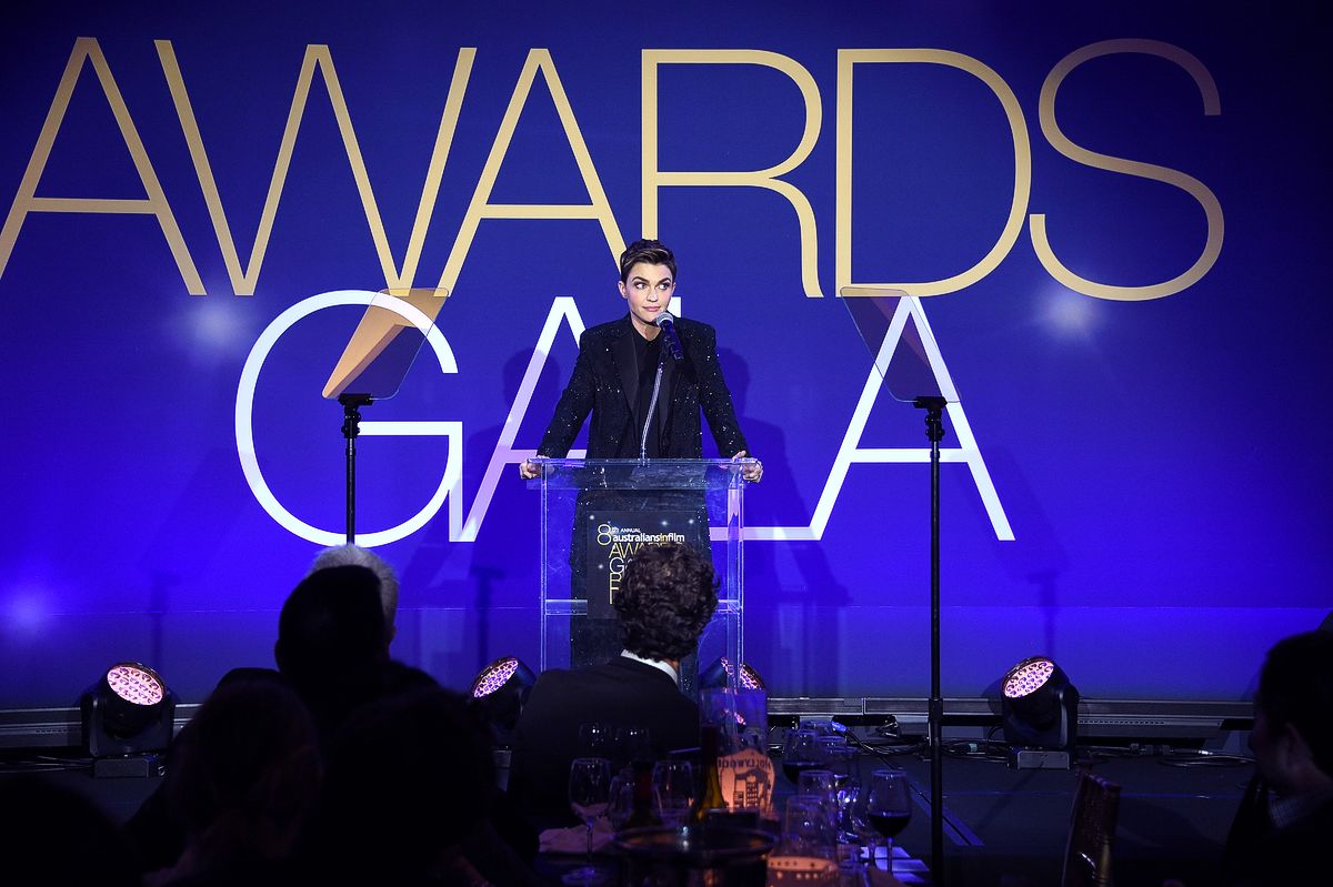 Руби Роуз принимает награду на сцене во время 8-го ежегодного гала-концерта Australians In Film Awards Gala & Benefit Dinner