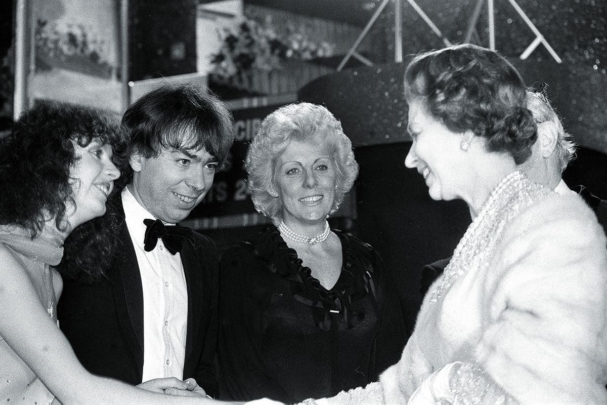 Сара Брайтман и Эндрю Ллойд Уэббер встречают королеву Елизавету II.