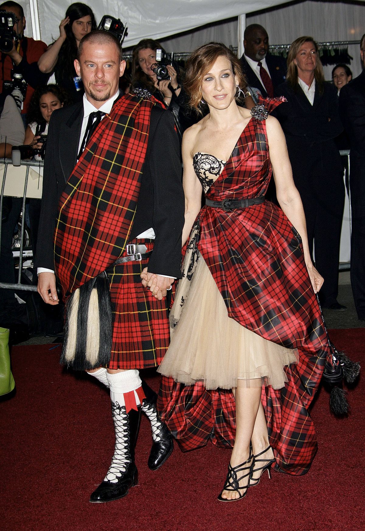 Сара Джессика Паркер с Александром МакКуином на балу Института костюма в Нью-Йорке, 1 мая 2006 г.