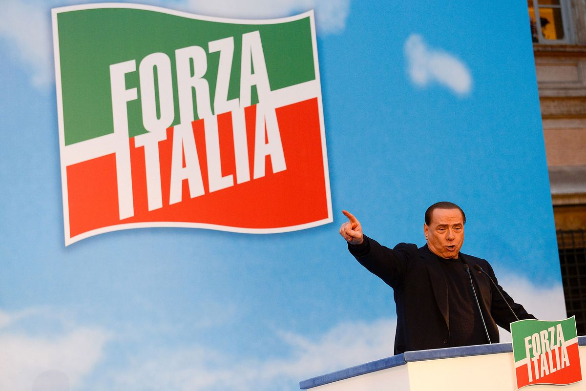 Сенат Италии проголосовал за изгнание бывшего премьер-министра Сильвио Берлсукони из парламента после его недавнего осуждения за налоговое мошенничество