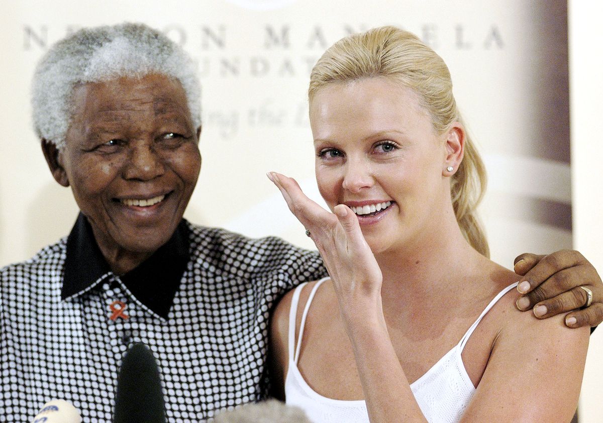 Шарлиз Терон вытирает слезы, встречаясь с бывшим президентом Южной Африки Нельсоном Манделой
