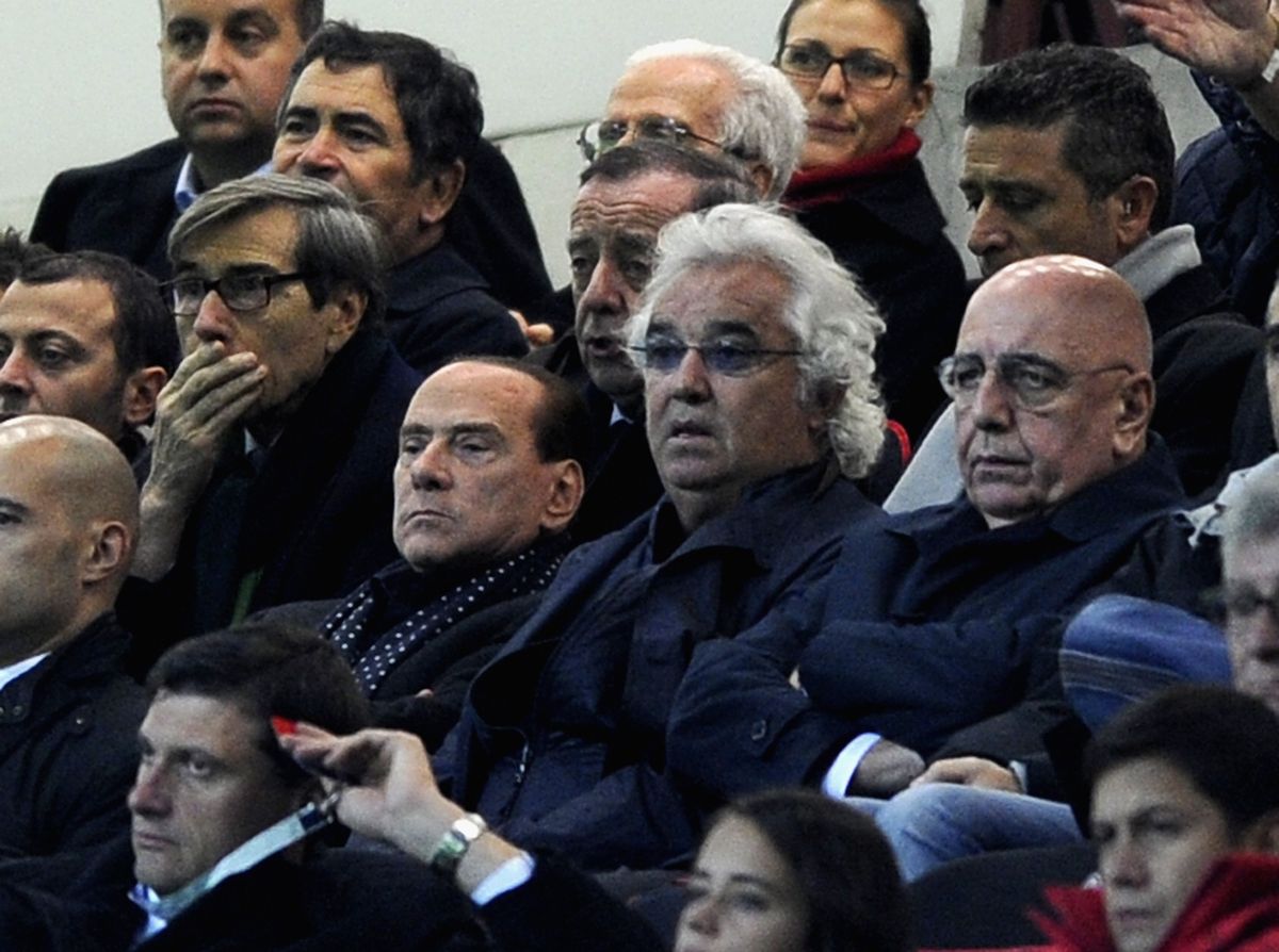 Сильвио Берлускони, Флавио Бриаторе и Адриано Галлиани на матче группы C Лиги чемпионов УЕФА