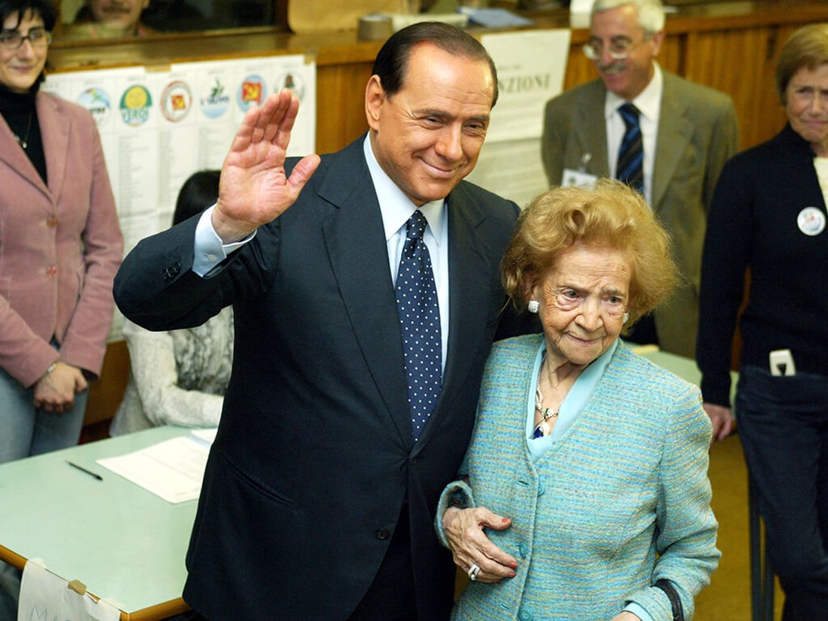 Сильвио Берлускони на избирательном участке с матерью Розой