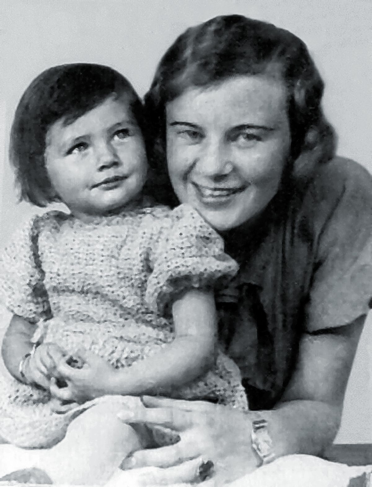 Сорайя Исфандияри-Бахтиари в детстве с мамой