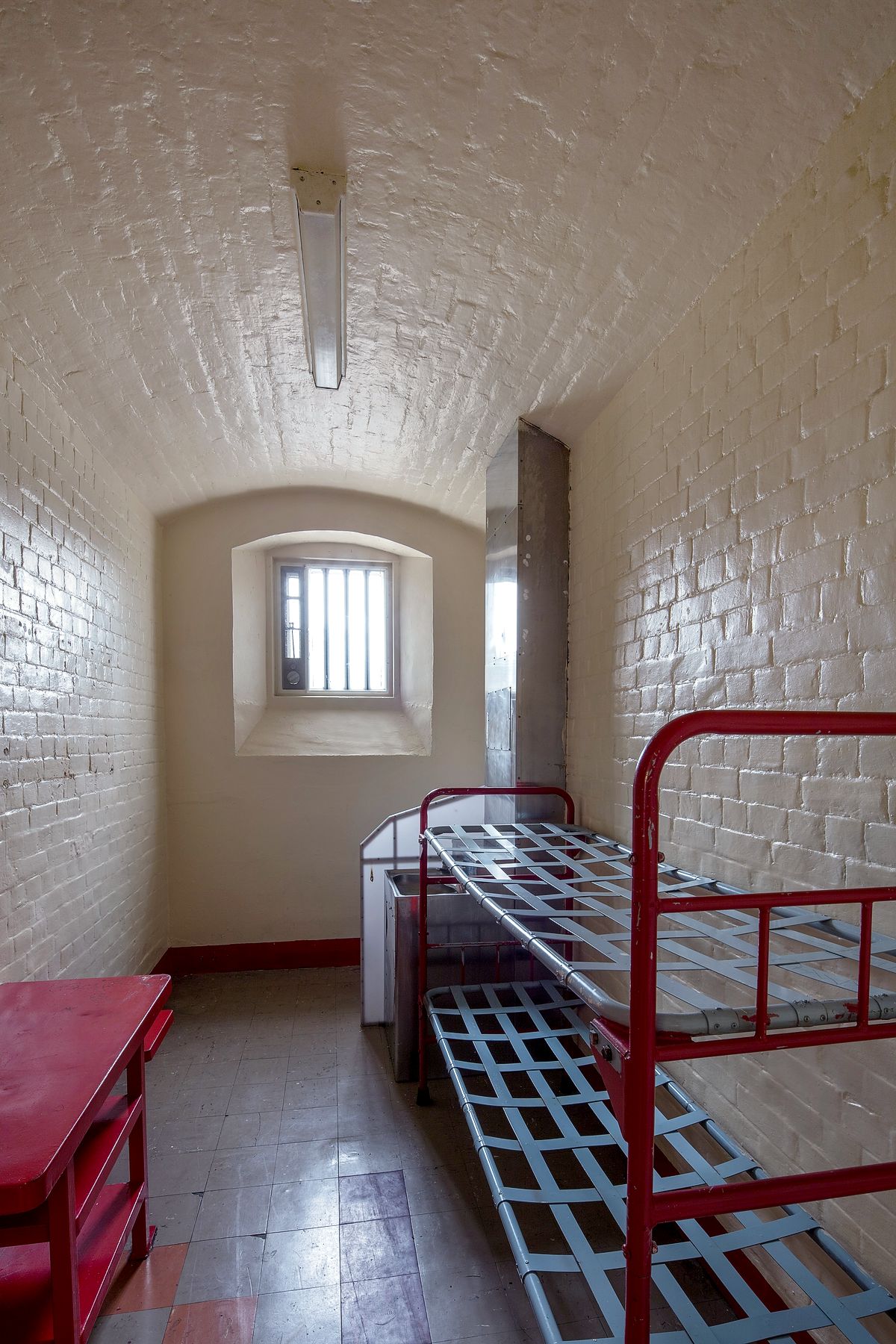 Уайльд провел в этой камере в тюрьме Ридинг два года. Именно здесь он начал писать письмо-исповедь De Profundis