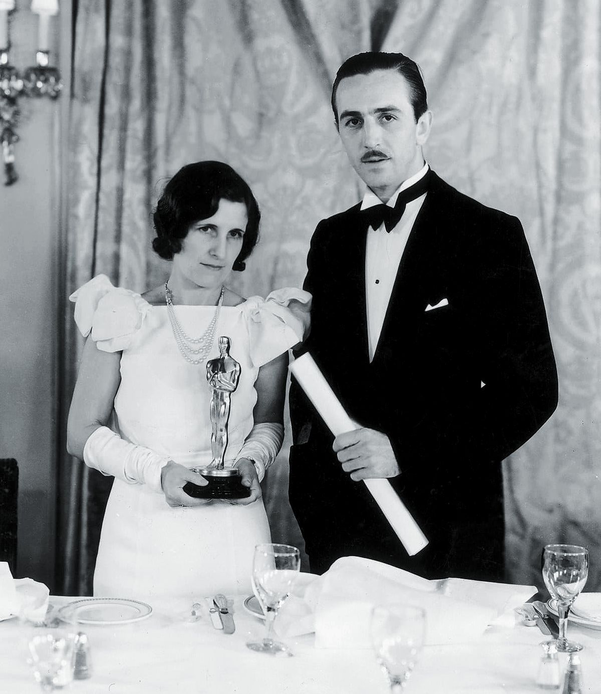 Уолт Дисней с женой, Лилиан Баундс, которая держит один из его Оскаров