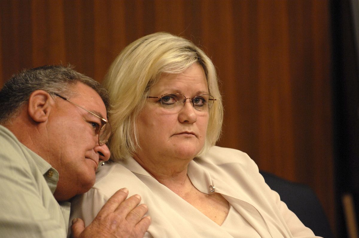 Вирджи Артур, мать Анны Николь Смит, и ее муж Джеймс Артур во время слушания по-поводу разрешения на захоронение тела Анны Николь Смит в Форт-Лодердейле, 16 февраля 2007 г.