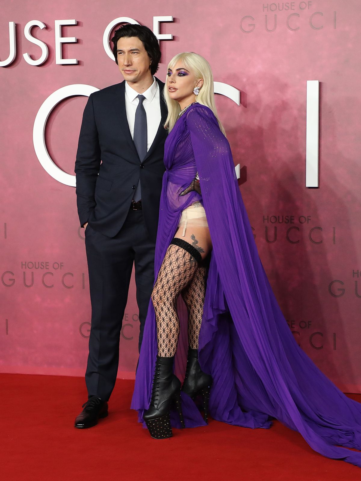 Адам Драйвер в Burberry и Леди Гага в Gucci Pre-Fall 2022, украшениях Tiffany & Co. на премьере фильма «Дом Gucci» в Лондоне