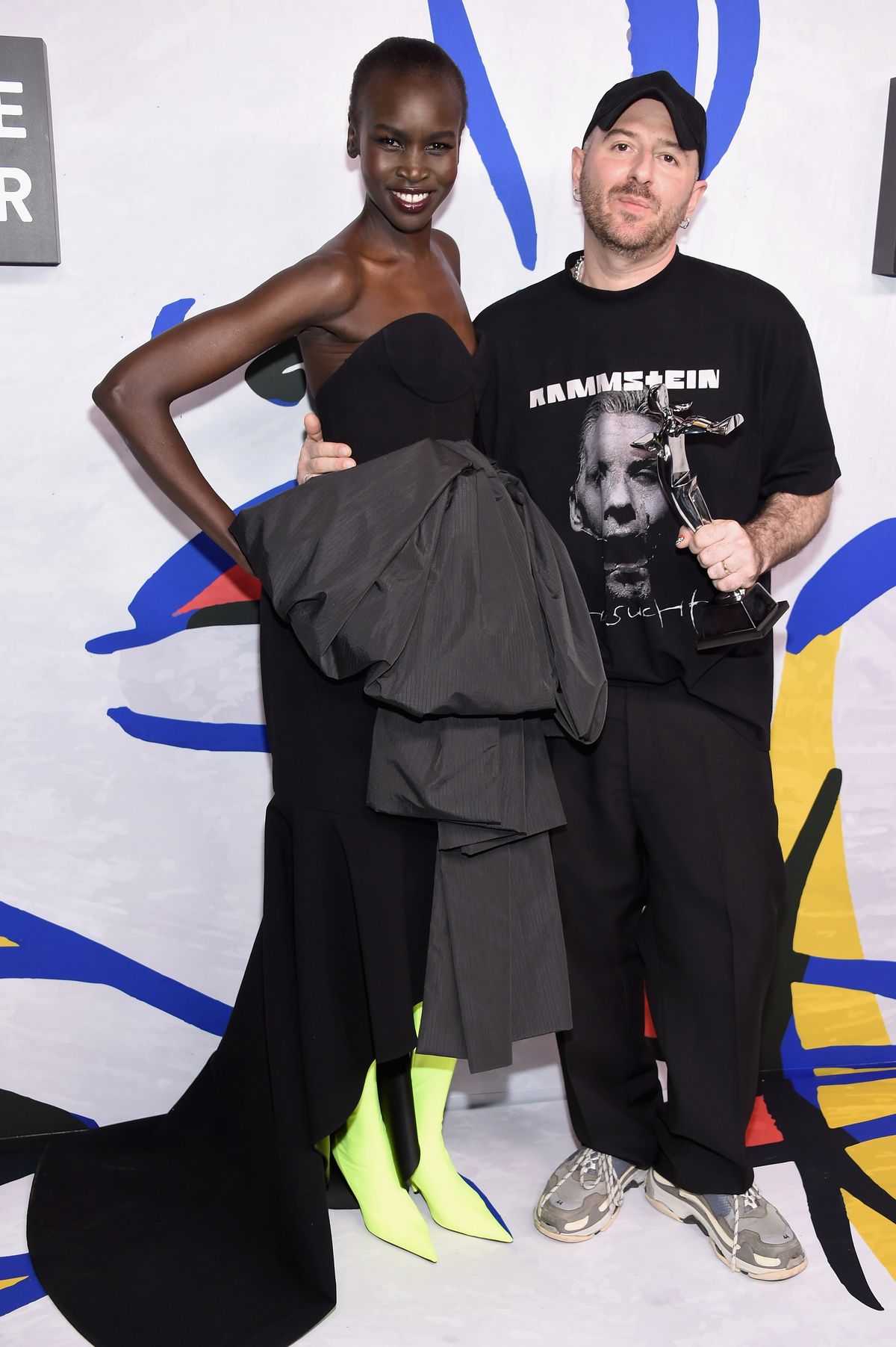 Алек Век и дизайнер Демна Гвасалия для Vetements и Balenciaga позируют с Международной наградой CFDA Fashion Awards