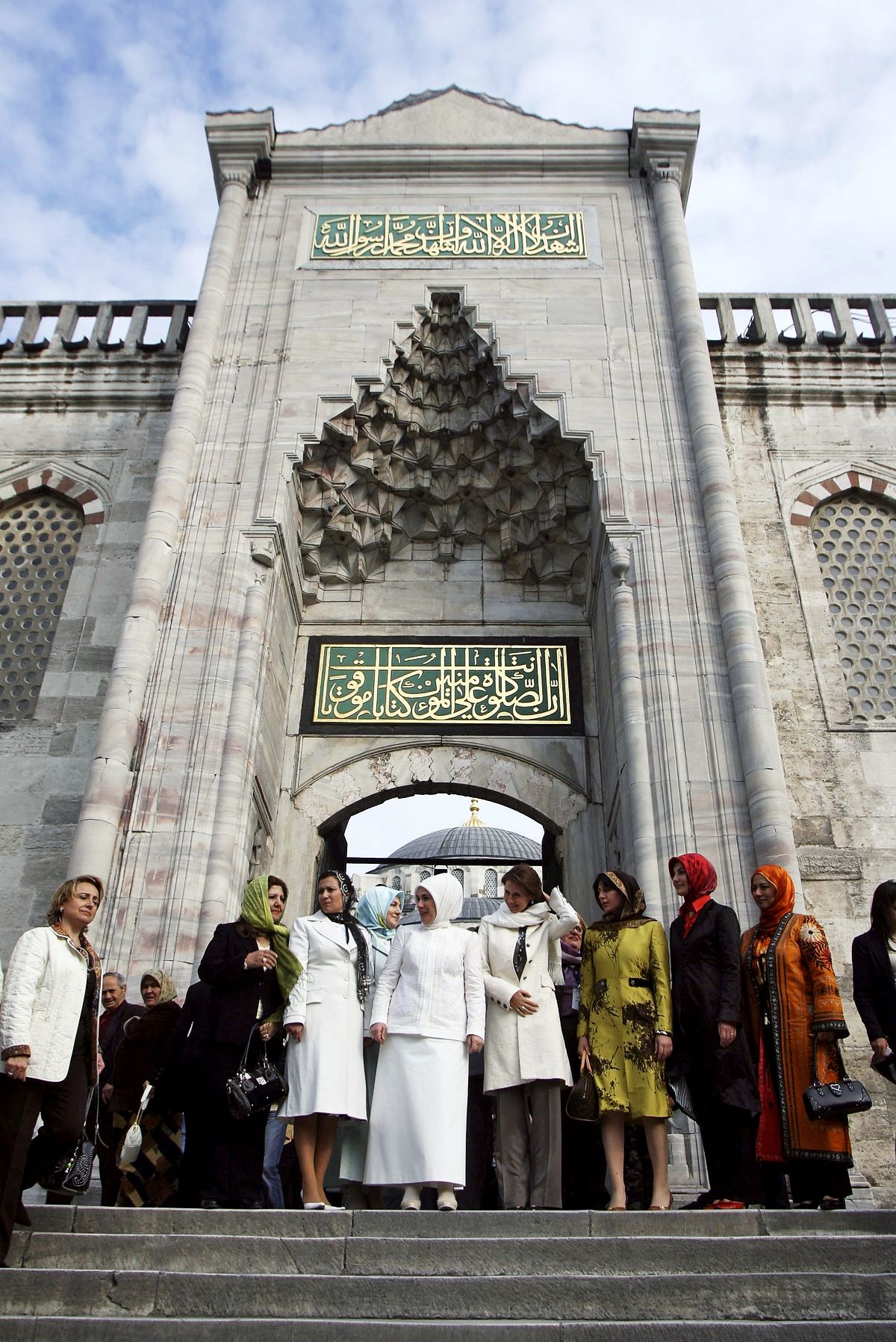 Асма Асад и Эмине Эрдоган во время визита в мечеть Султана Ахмеда в Стамбуле