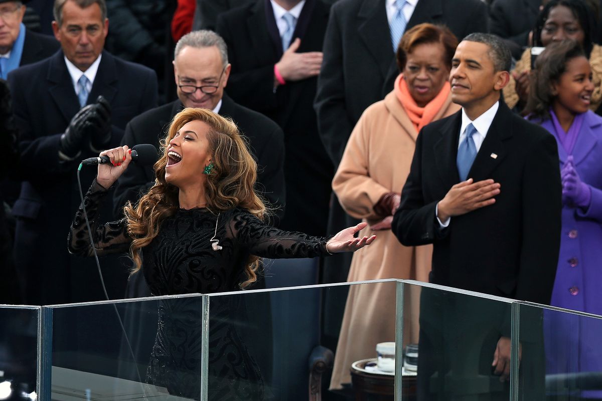 Бейонсе исполняет государственный гимн во время инаугурации президента США Барака Обама