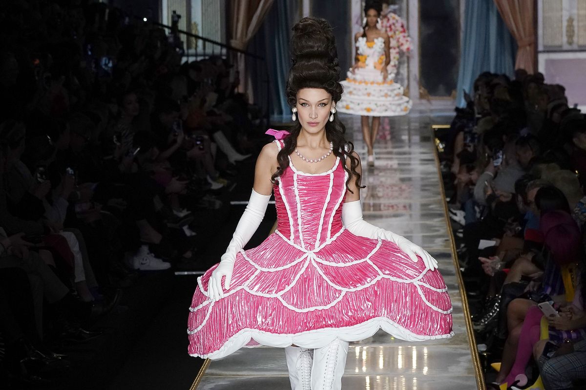 Белла Хадид идет по подиуму на шоу Moschino в рамках Миланской недели моды Осень/Зима, 20 февраля 2020 г.