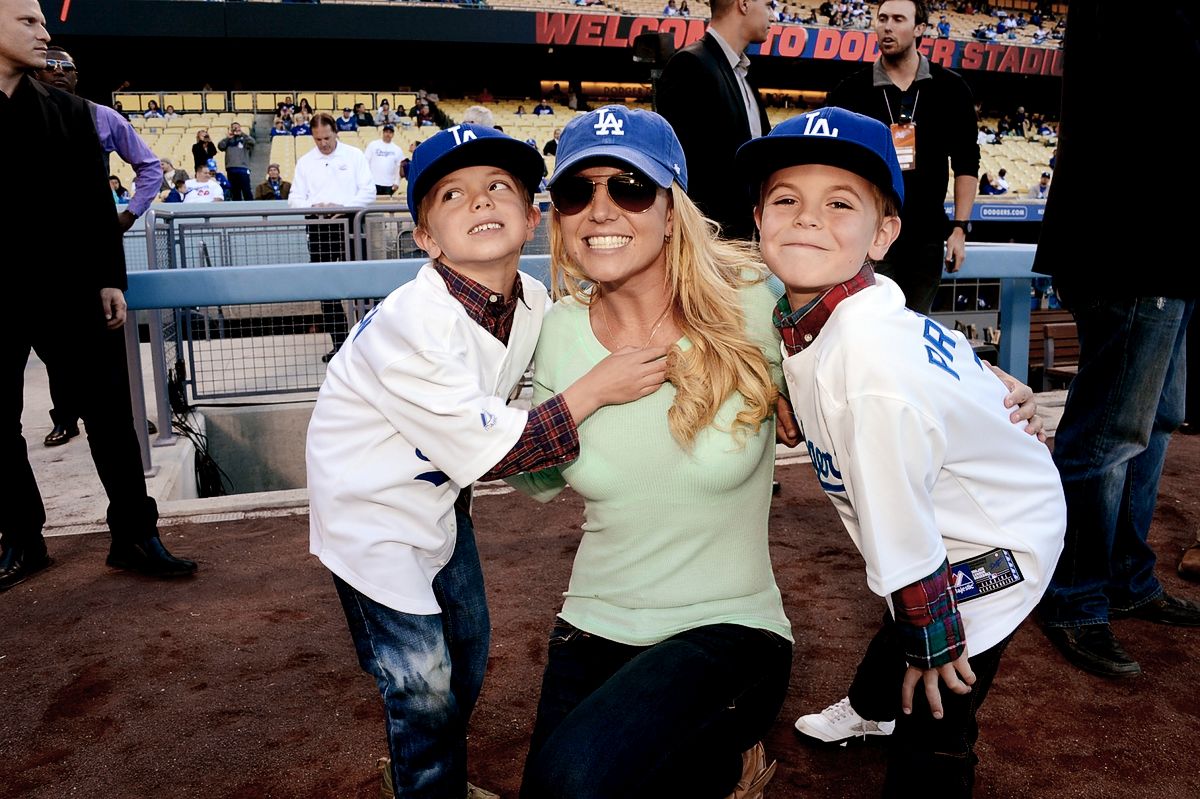 Бритни Спирс с сыновьями Джейденом Джеймсом Федерлайном и Шоном Престоном Федерлайном на стадионе Доджер Стадиум