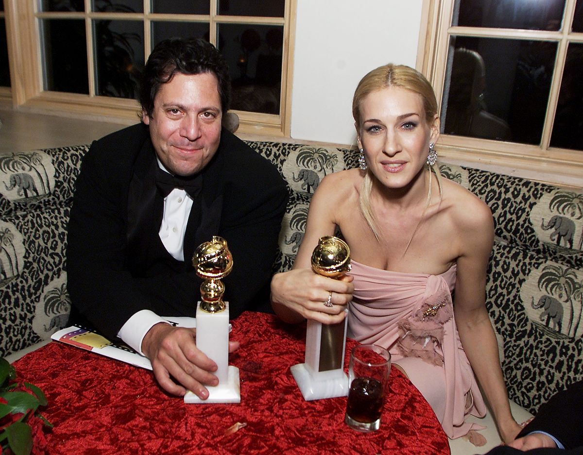 Даррен Стар и Сара Джессика Паркер со своими наградами на вечеринке HBO после 58-й ежегодной церемонии вручения премии «Золотой глобус»