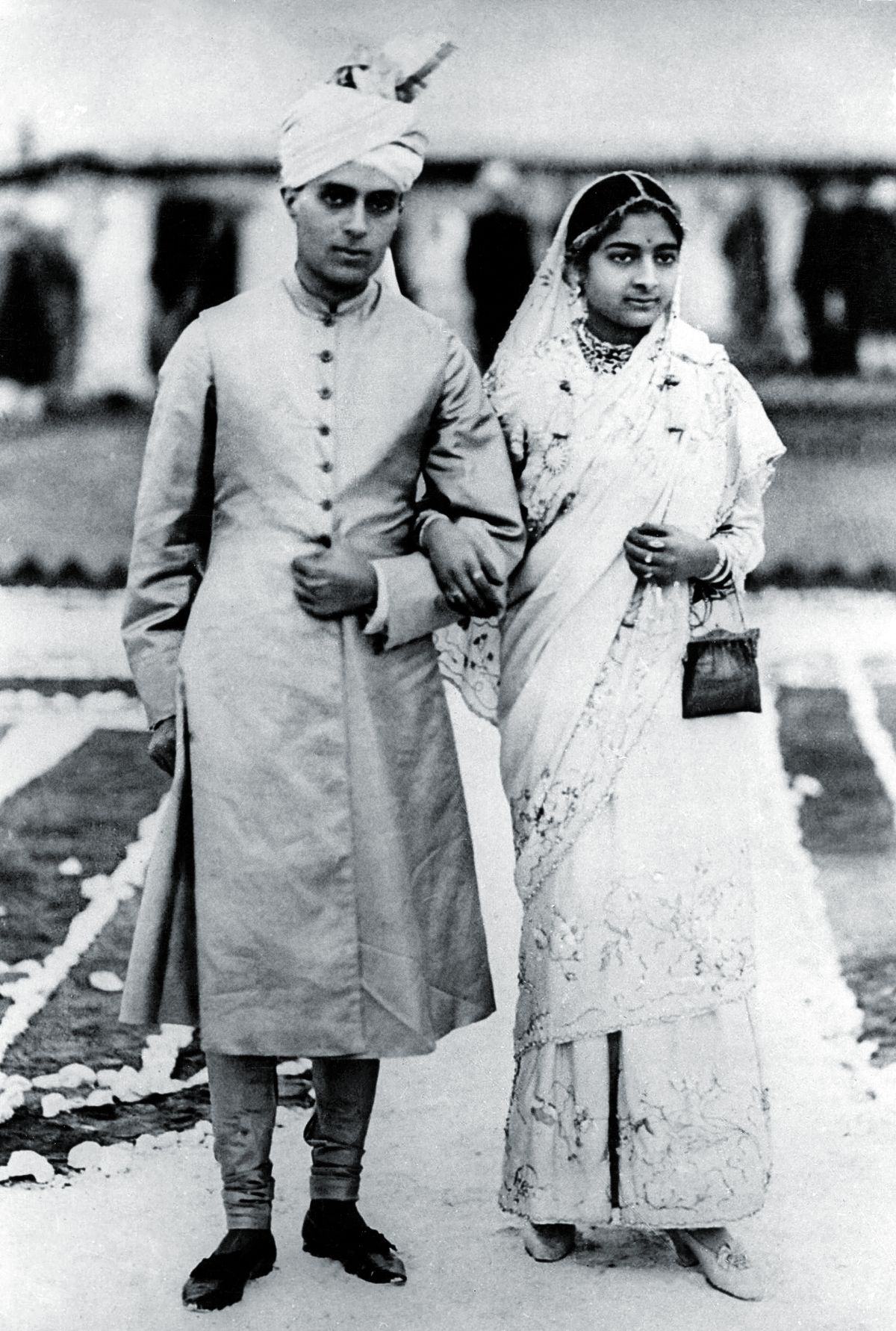 Джавахарлал Неру с женой Камалой в день свадьбы