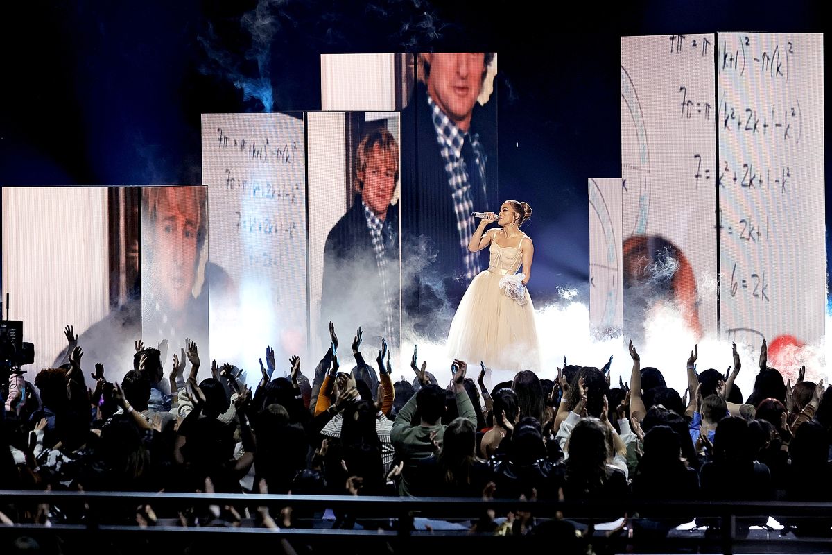 Дженнифер Лопес на музыкальной премии American Music Awards 2021, фото 1