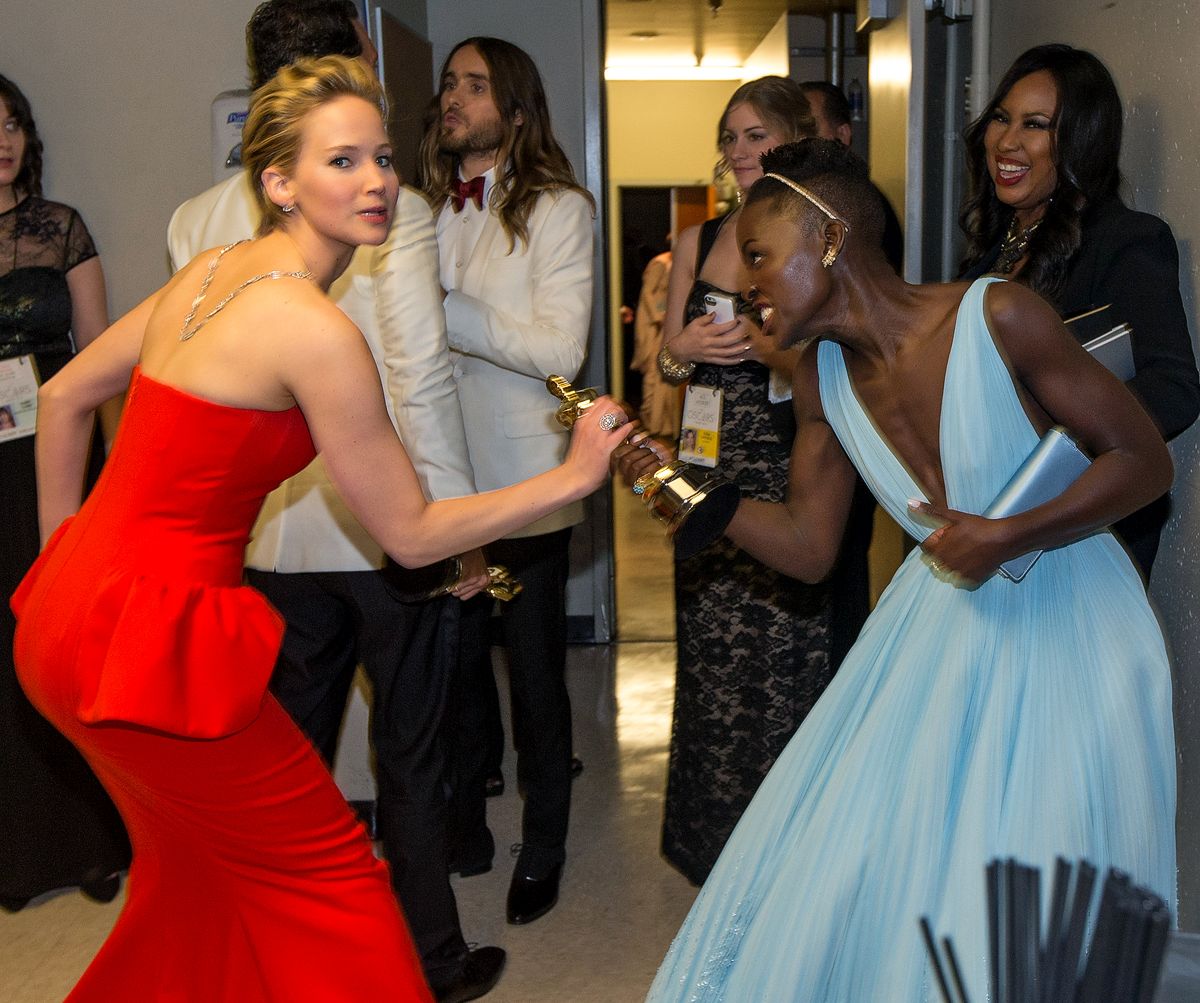 Дженнифер Лоуренс и Лупита Нионго за кулисами во время церемонии вручения «Оскара»