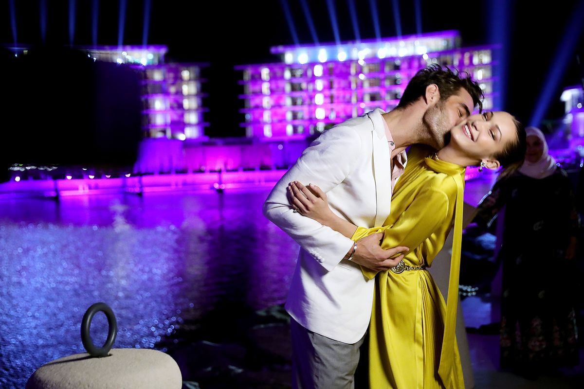 Джон Кортахарена и Белла Хадид на торжественном открытии Bulgari Dubai Resort