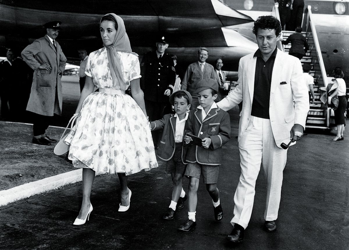 Элизабет Тейлор прибывает в лондонский аэропорт из Коста-Брава (Испания) со своим мужем, певцом Эдди Фишером и его детьми