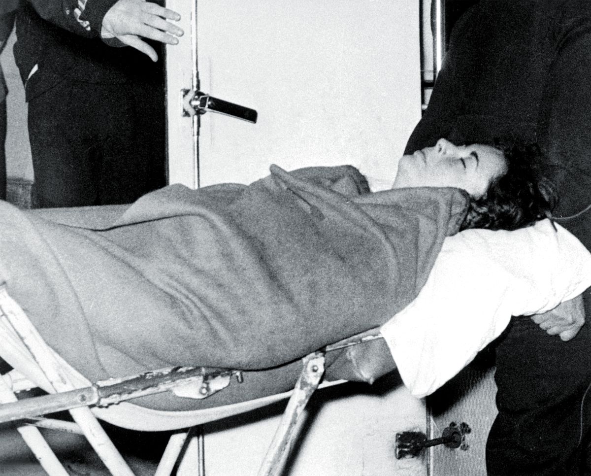 Элизабет Тейлор, страдающая стафилококковой пневмонией, доставлена в эксклюзивную лондонскую клинику, 4 марта 1961 г.