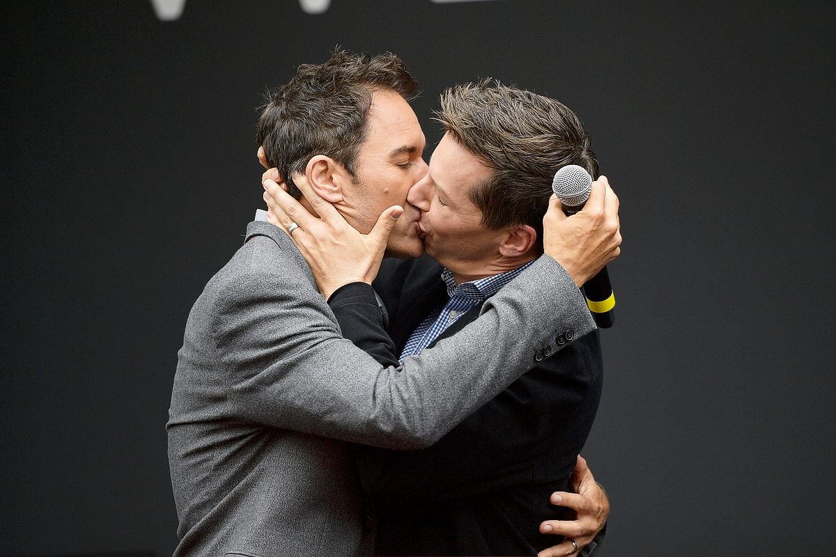 Эрик МакКормак и Шон Хейс целуются на премьере продолжения сериала «Уилл и Грейс»