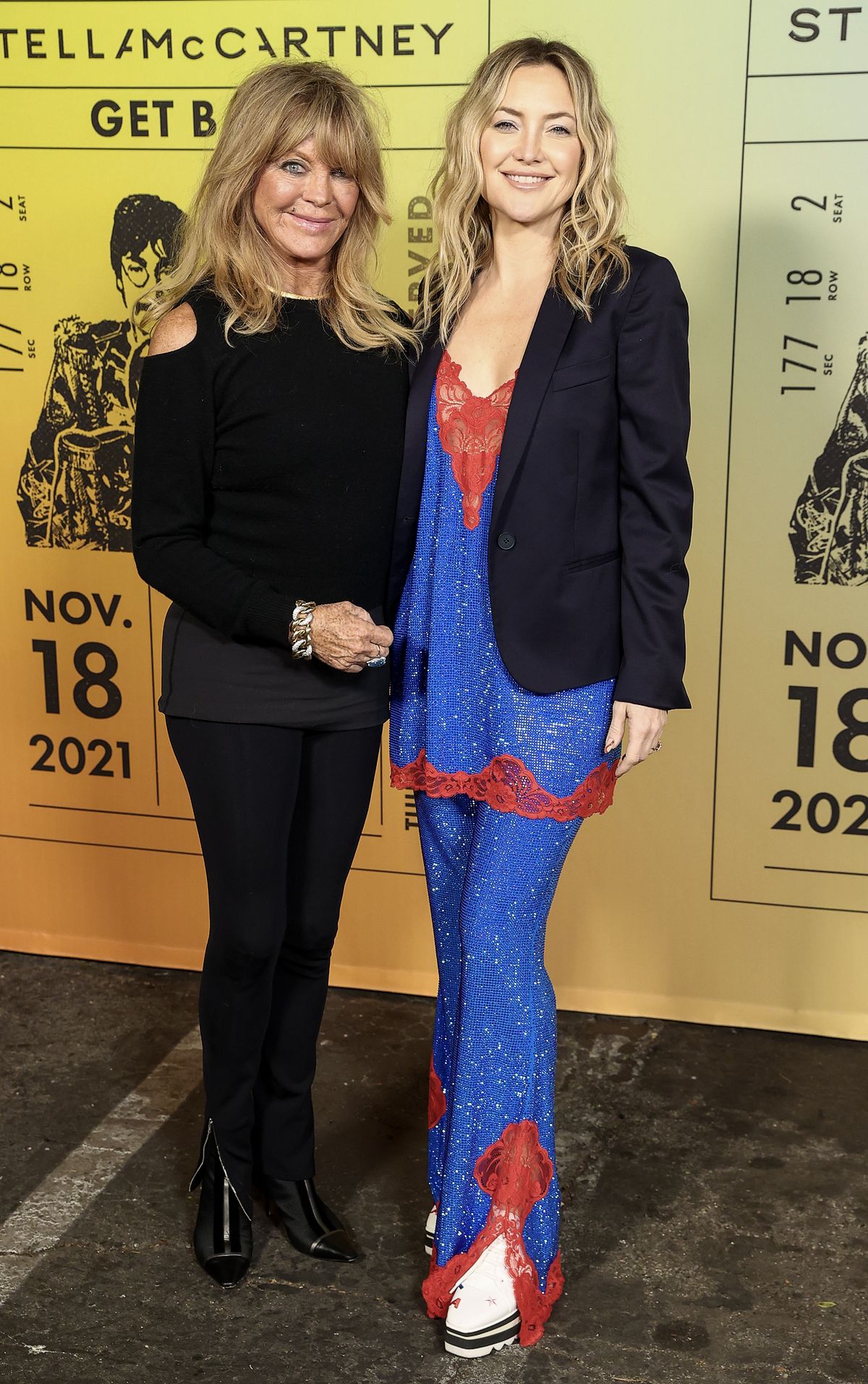 Голди Хоун с дочерью Кейт Хадсон на шоу капсульной коллекции Stella McCartney «Get Back»