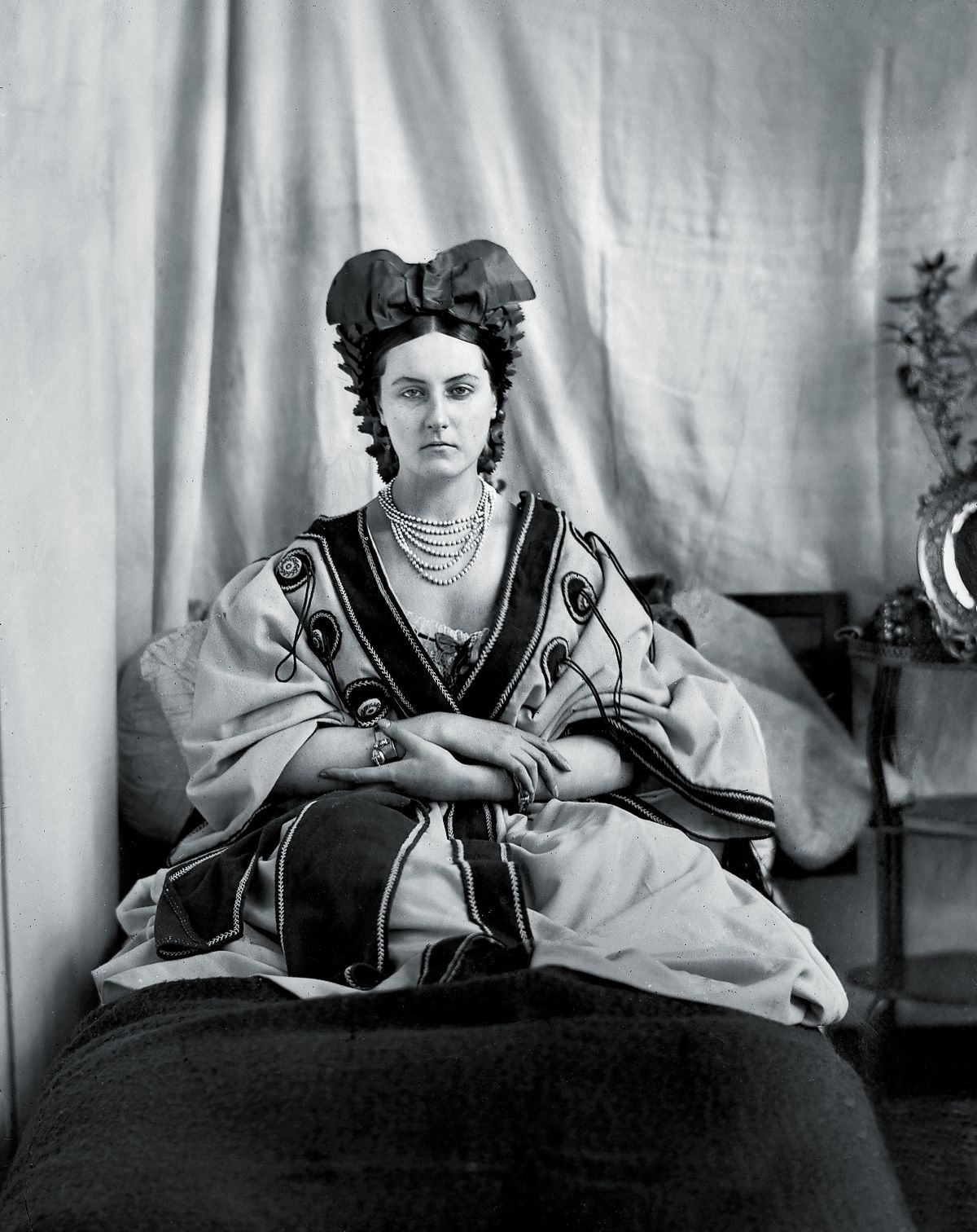 Графиня Кастильоне, более известная как «Ла Кастильоне», итальянская аристократка, любовница императора Франции Наполеона III, 1865 г. - фото 1.