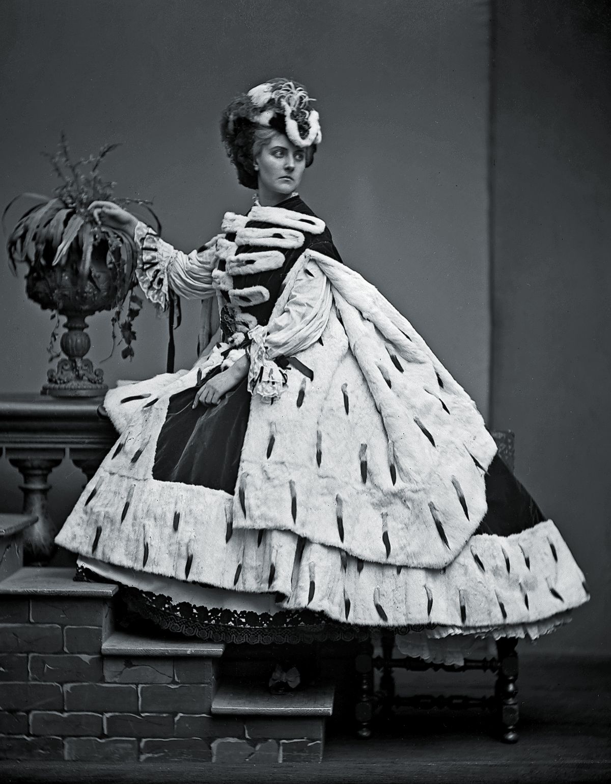 Графиня Кастильоне, более известная как «Ла Кастильоне», итальянская аристократка, любовница императора Франции Наполеона III, 1865 г. - фото 3